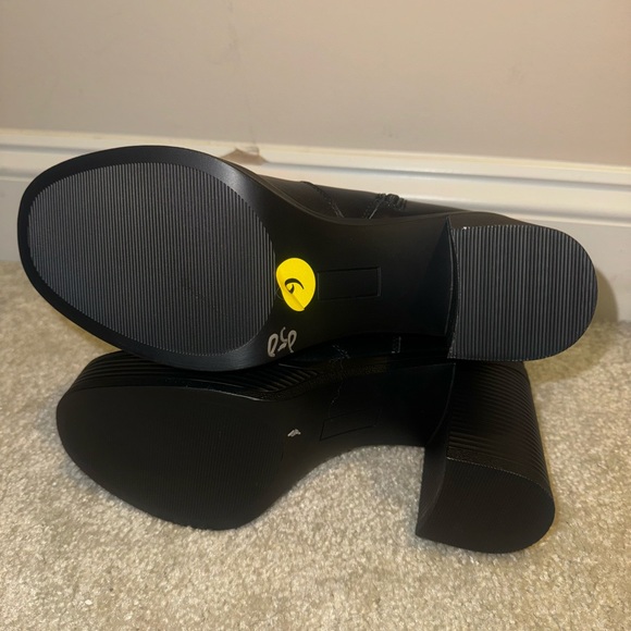 House of Harlow chunky heel booties - Picture 5 of 5